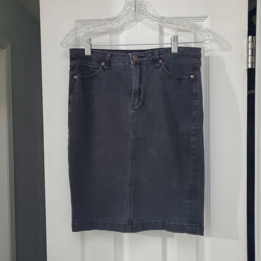 $10 Deals 🤝🔖 Denim Mini Skirt With Double Pockets - size 6